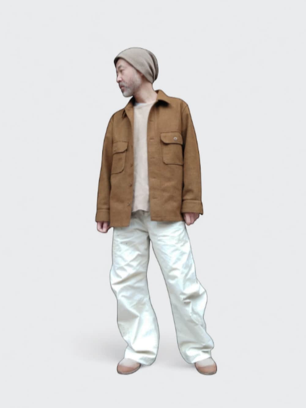 ホワイト系のパンツ、イエロー系のシャツ/ブラウス、ベージュ系のニットキャップ/ビーニーを着用したメンズの冬コーディネートの3枚目の写真