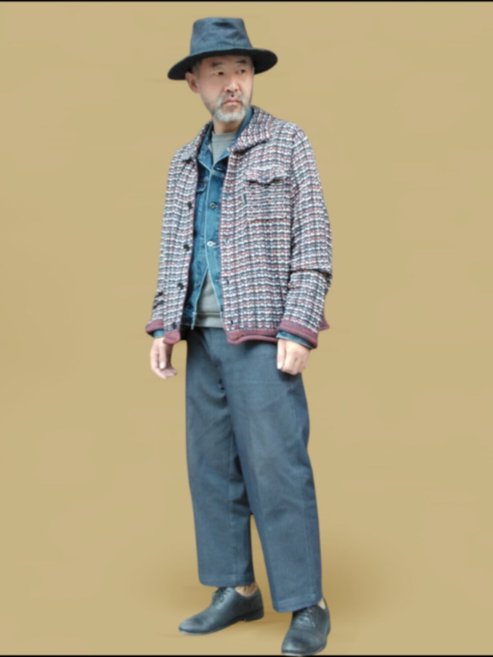 ブルー系のその他パンツ、ブルー系のデニムジャケット、その他のニット/セーターを着用したメンズの冬コーディネートの4枚目の写真