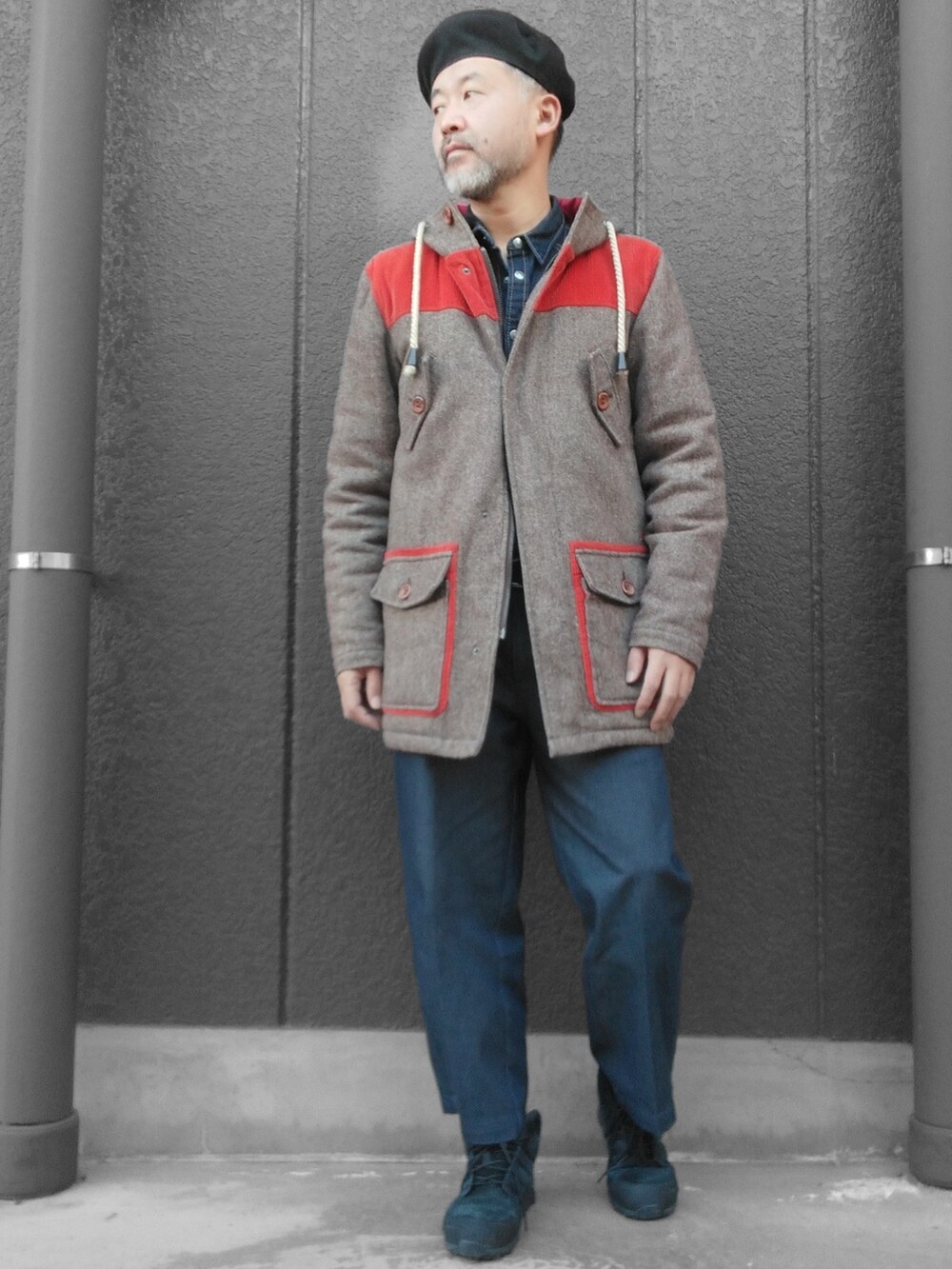 ブラック系のスニーカー、ブルー系のその他パンツ、ブラウン系のその他アウターを着用したメンズの冬コーディネートの4枚目の写真