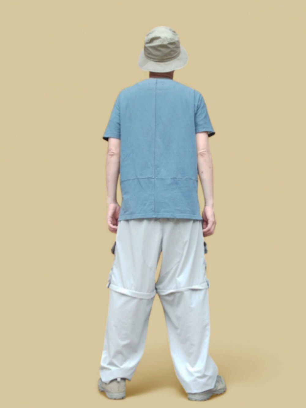 ブルー系のTシャツ/カットソー、グレー系のカーゴパンツ、グリーン系のスニーカーを着用したメンズの夏コーディネートの5枚目の写真