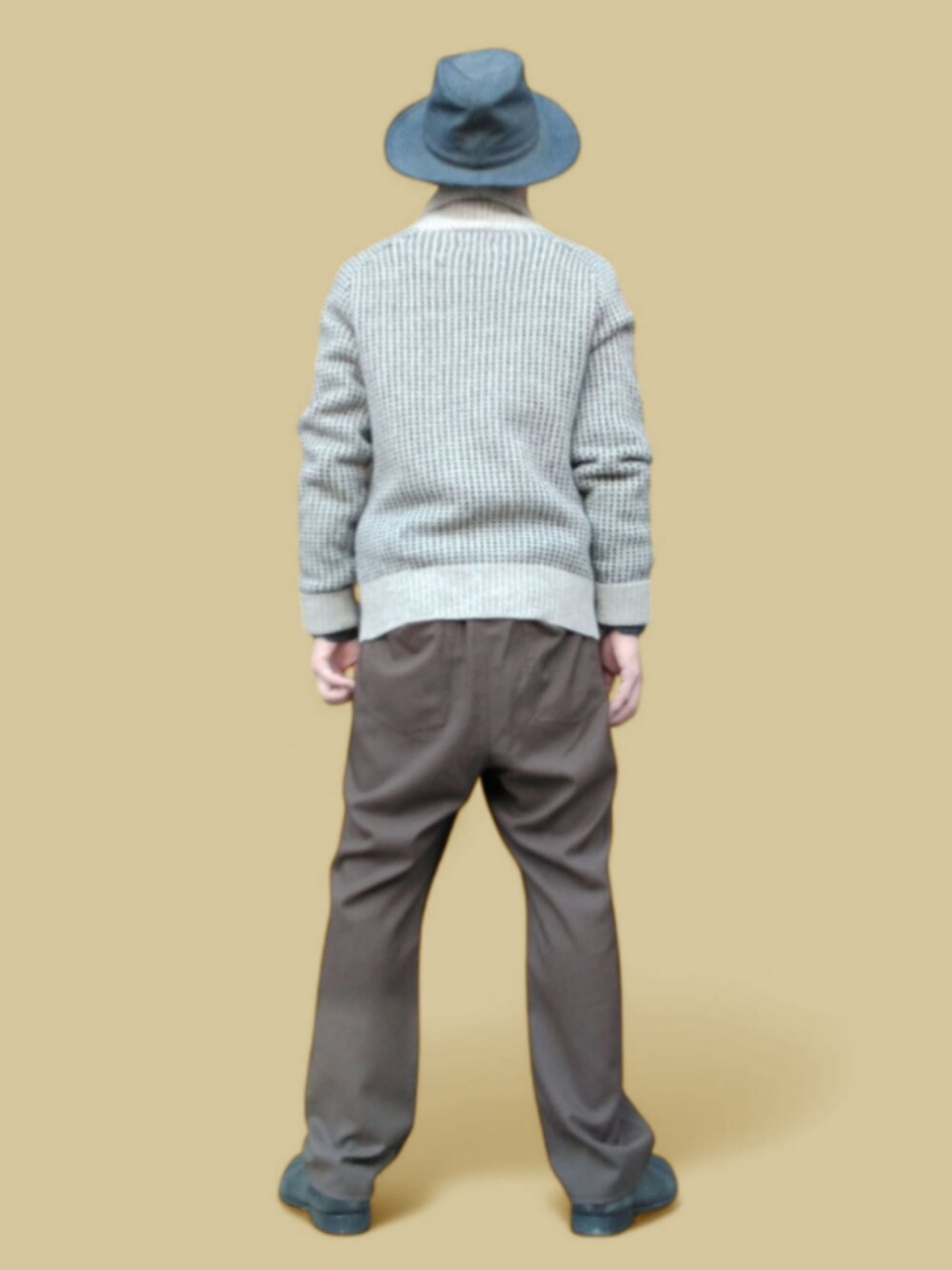 ブラウン系のパンツ、ベージュ系のカーディガン/ボレロ、ブルー系のシャツ/ブラウスを着用したメンズの春コーディネートの5枚目の写真