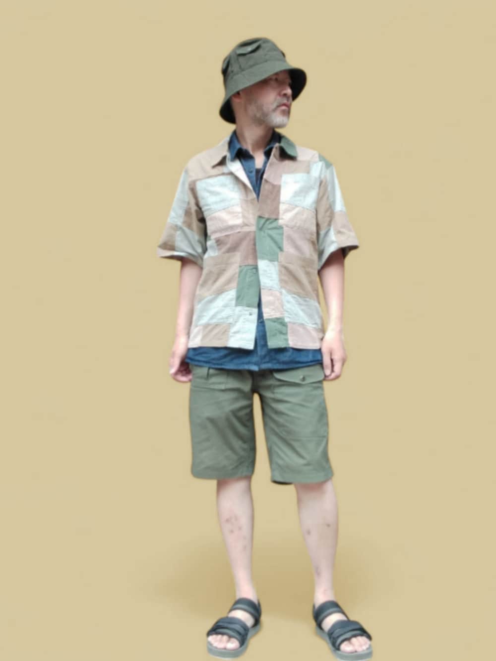 ブラック系のサンダル、グリーン系のその他パンツ、ベージュ系のシャツ/ブラウスを着用したメンズの夏コーディネートの4枚目の写真