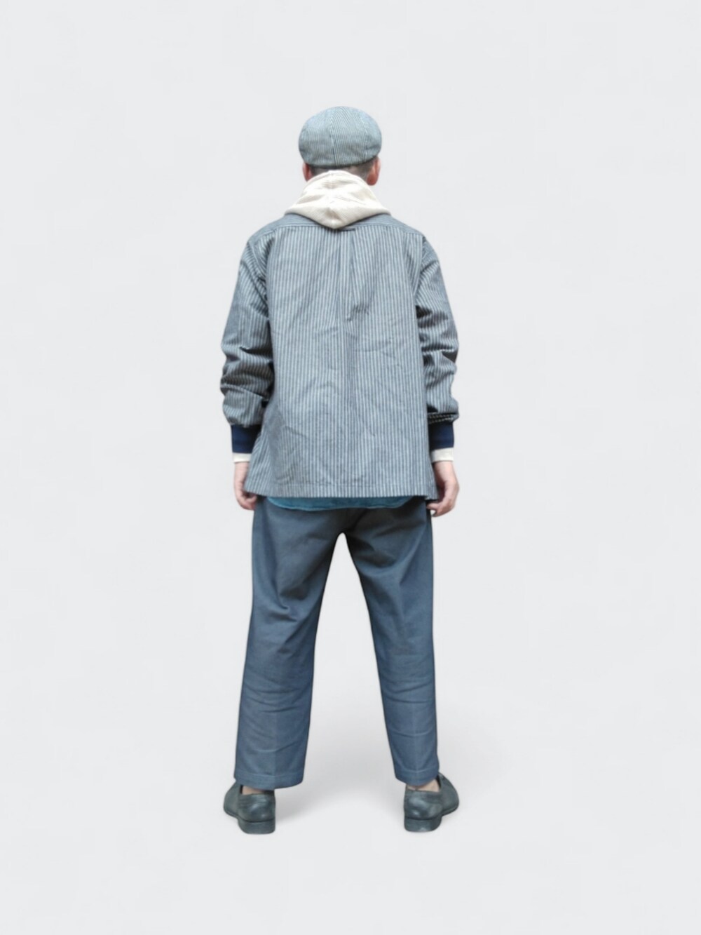 ブルー系のその他パンツ、ベージュ系のパーカー、ブルー系のシャツ/ブラウスを着用したメンズの春コーディネートの5枚目の写真