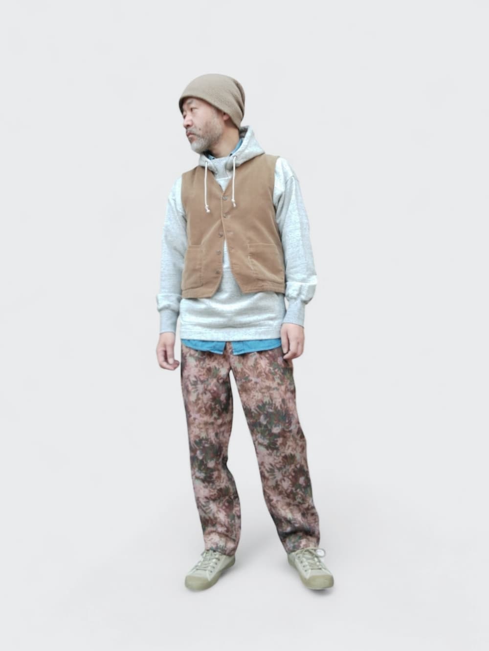 その他のパンツ、ベージュ系のスニーカー、ベージュ系のベストを着用したメンズの冬コーディネートの4枚目の写真