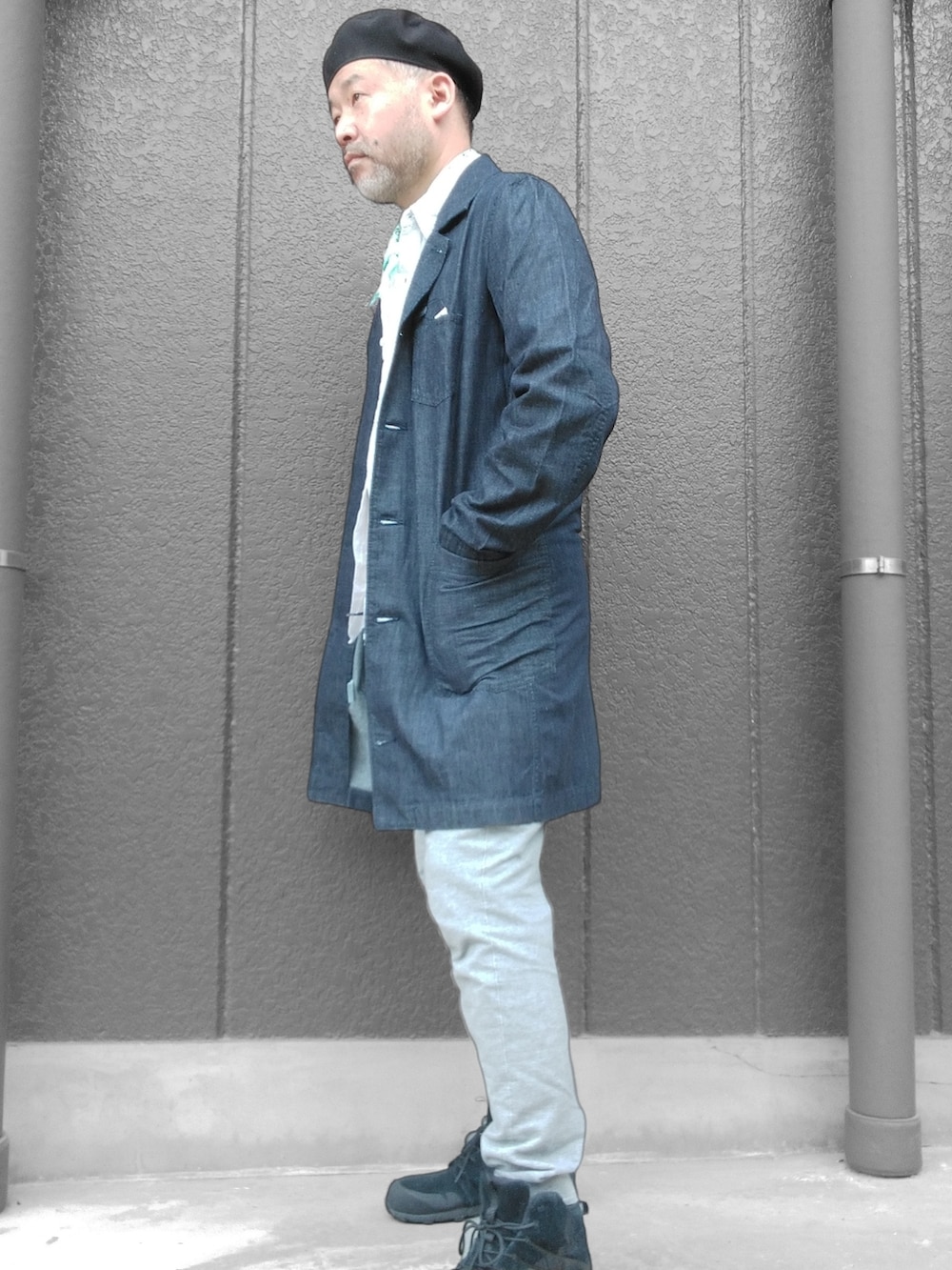 グレー系のその他パンツ、ブラック系のスニーカー、ブルー系のデニムジャケットを着用したメンズの夏コーディネートの4枚目の写真