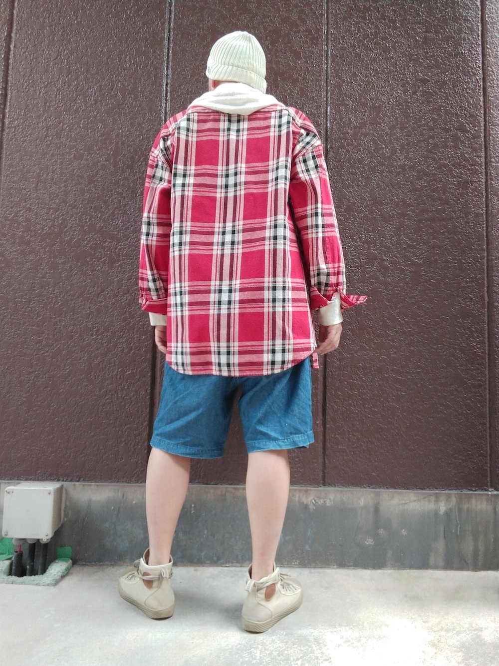 ブルー系のその他パンツ、グリーン系のTシャツ/カットソー、レッド系のシャツ/ブラウスを着用したメンズの春コーディネートの3枚目の写真