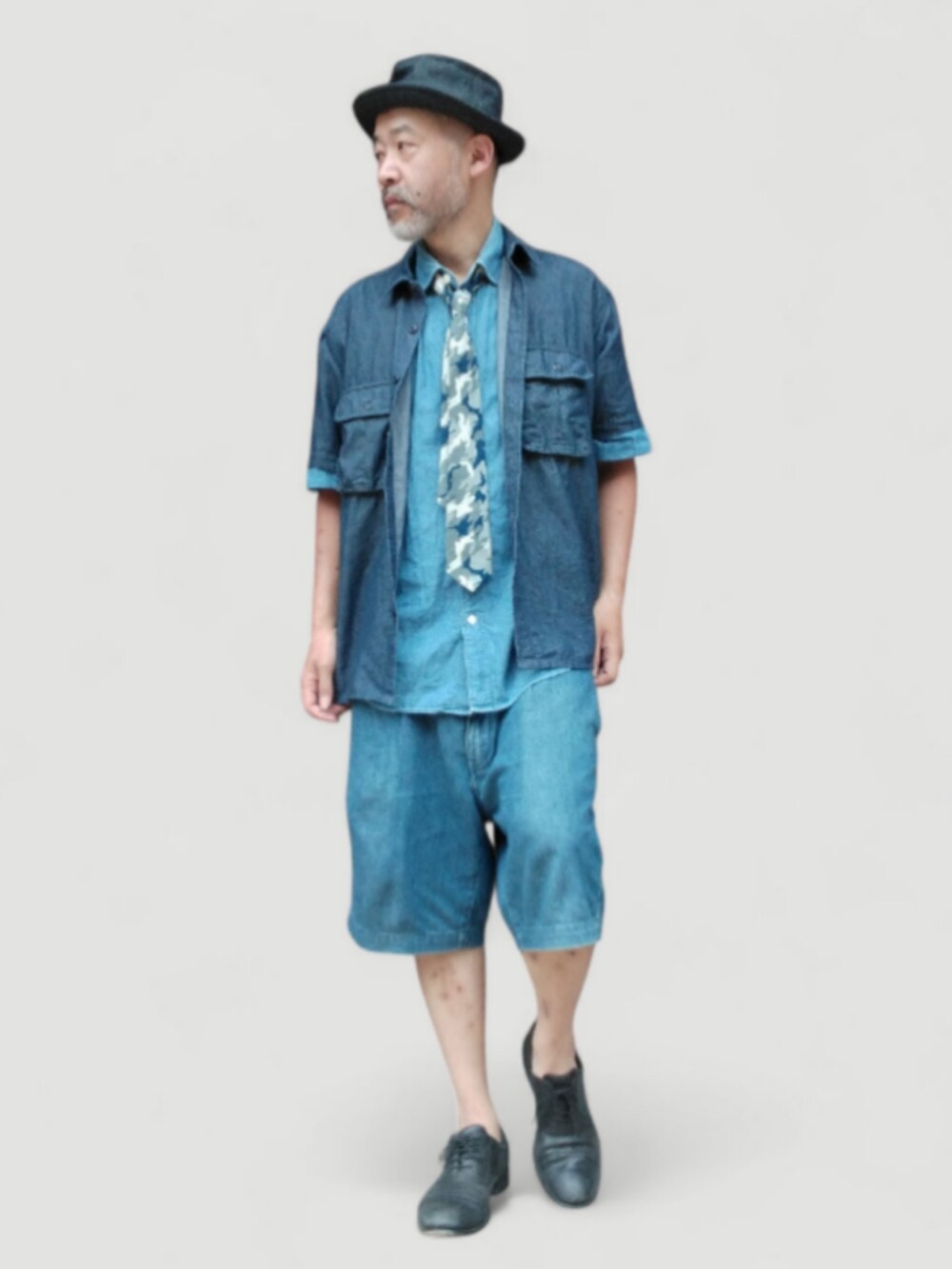 ブルー系のその他パンツ、ブルー系のシャツ/ブラウス、ブルー系のネクタイを着用したメンズの夏コーディネートの2枚目の写真