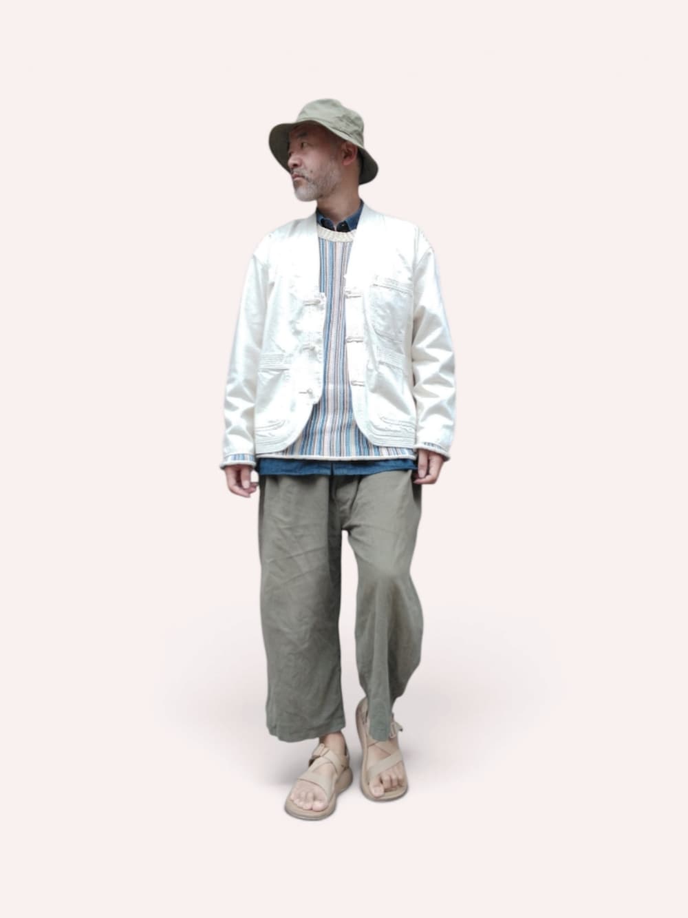 グリーン系のその他パンツ、ホワイト系のジャケット/アウター、グリーン系のハットを着用したメンズの秋コーディネートの2枚目の写真