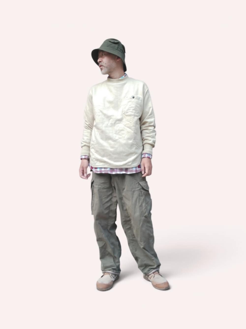 グリーン系のカーゴパンツ、ベージュ系のスニーカー、ベージュ系のスウェットを着用したメンズの秋コーディネートの4枚目の写真