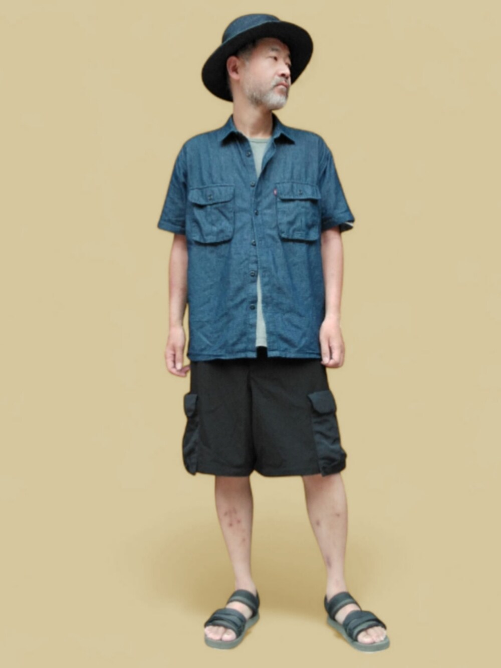 ブラック系のサンダル、ブラック系のカーゴパンツ、ブルー系のシャツ/ブラウスを着用したメンズの夏コーディネートの3枚目の写真