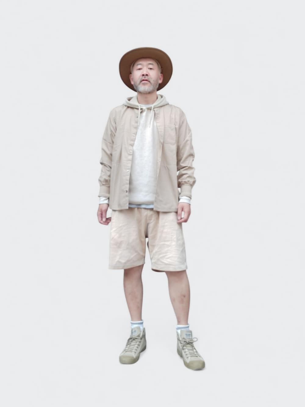 ベージュ系のスニーカー、イエロー系のパンツ、ベージュ系のシャツ/ブラウスを着用したメンズの春コーディネートの4枚目の写真