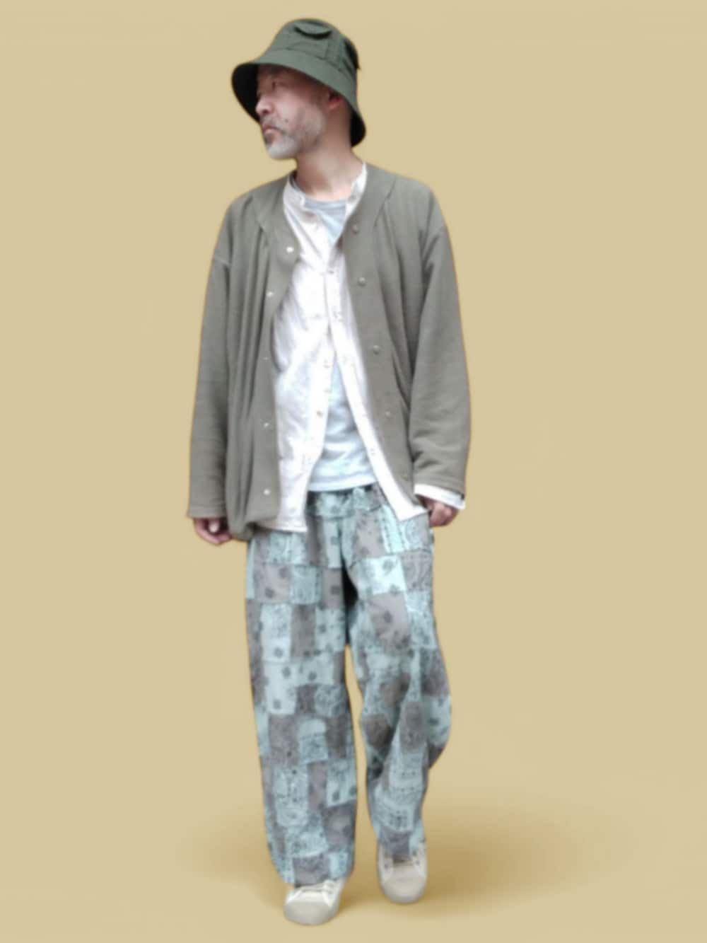 ブルー系のその他パンツ、ベージュ系のスニーカー、グリーン系のカーディガン/ボレロを着用したメンズの春コーディネートの3枚目の写真