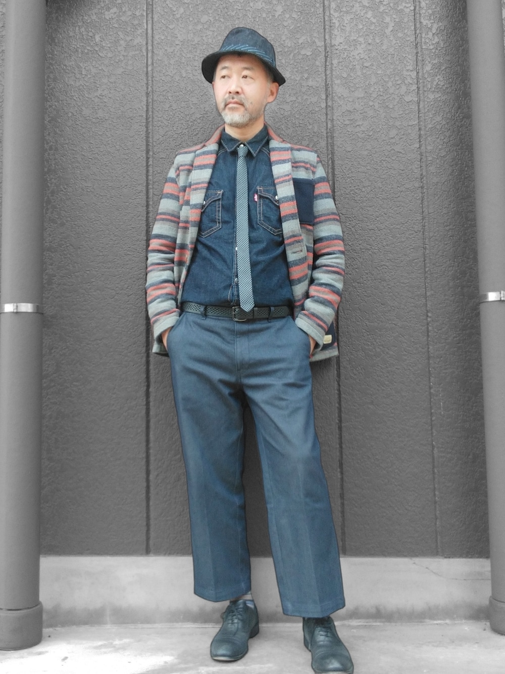 ブルー系のその他パンツ、ブルー系のシャツ/ブラウス、その他のテーラードジャケットを着用したメンズの秋コーディネートの3枚目の写真