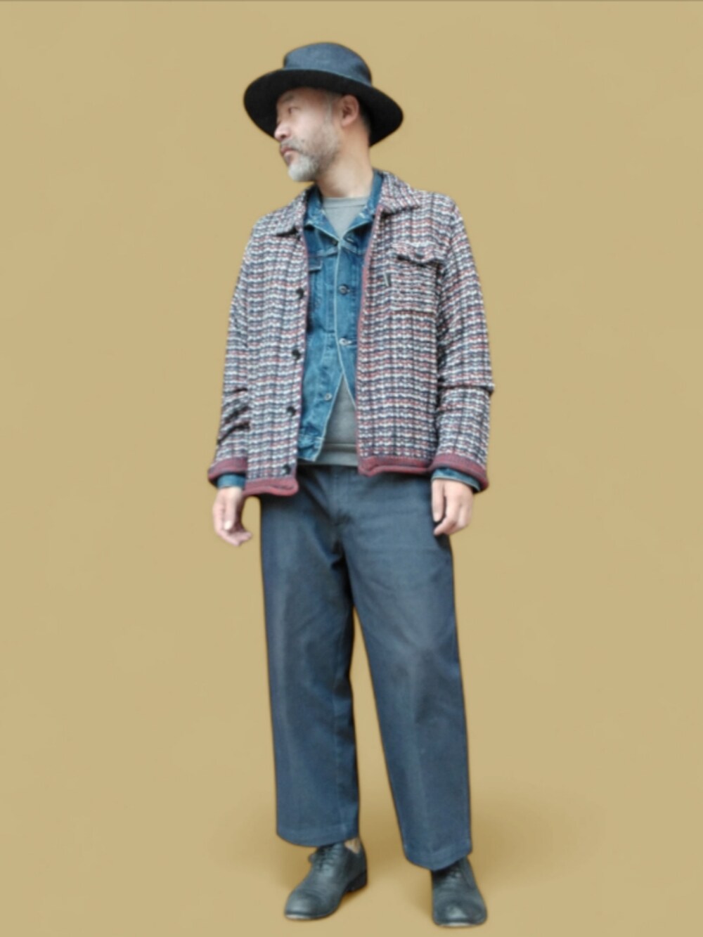 ブルー系のその他パンツ、ブルー系のデニムジャケット、その他のニット/セーターを着用したメンズの冬コーディネートの3枚目の写真