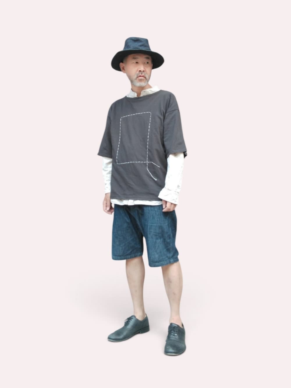 ブラック系のTシャツ/カットソー、ブルー系のデニムパンツ、ブルー系のハットを着用したメンズの夏コーディネートの4枚目の写真