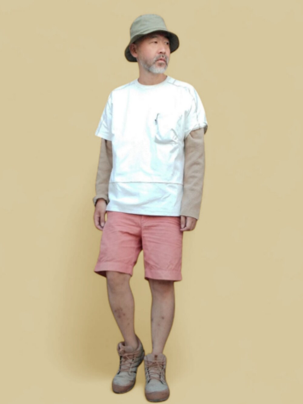 ベージュ系のスニーカー、ピンク系のその他パンツ、ホワイト系のTシャツ/カットソーを着用したメンズの夏コーディネートの3枚目の写真