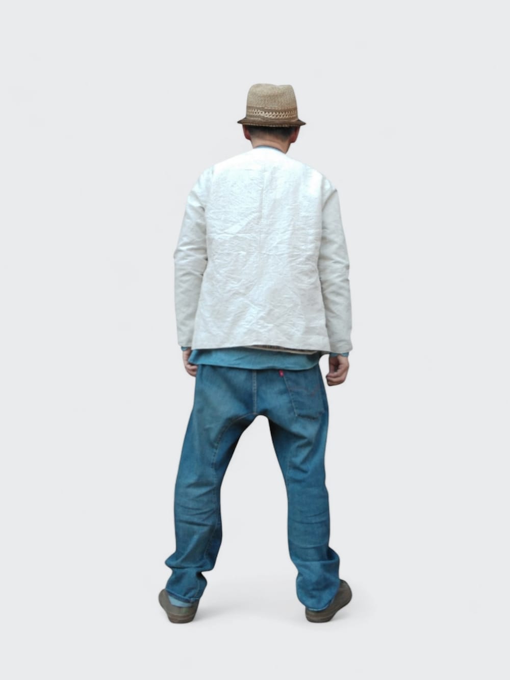 ブルー系のデニムパンツ、ホワイト系のジャケット/アウター、グリーン系のスニーカーを着用したメンズの冬コーディネートの5枚目の写真