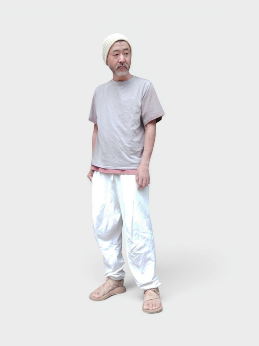 ホワイト系のスウェットパンツ、ベージュ系のサンダル、ベージュ系のTシャツ/カットソーを着用したメンズの夏コーディネートの4枚目の写真