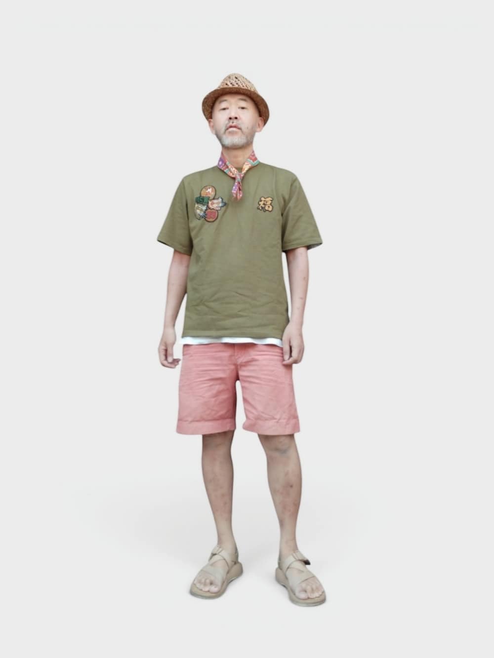 ベージュ系のサンダル、ピンク系のその他パンツ、グリーン系のTシャツ/カットソーを着用したメンズの夏コーディネートの3枚目の写真