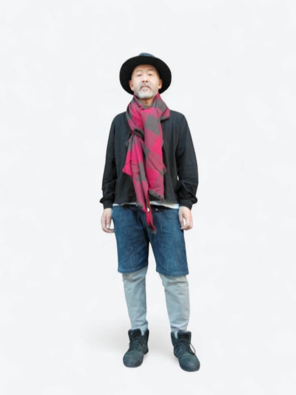 ブラック系のスニーカー、ブルー系のデニムパンツ、ブラック系のTシャツ/カットソーを着用したメンズの冬コーディネートの3枚目の写真