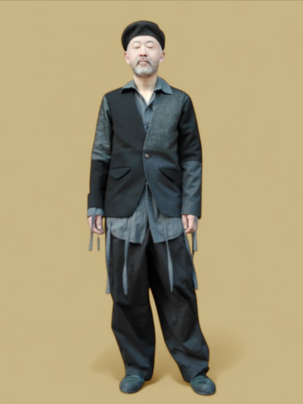 ブラック系のカーゴパンツ、ブラック系のノーカラージャケット、グレー系のシャツ/ブラウスを着用したメンズの冬コーディネートの2枚目の写真