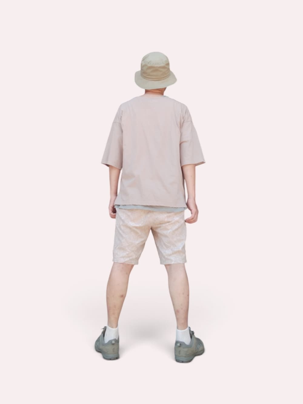 ベージュ系のその他パンツ、グリーン系のスニーカー、ベージュ系のTシャツ/カットソーを着用したメンズの夏コーディネートの5枚目の写真