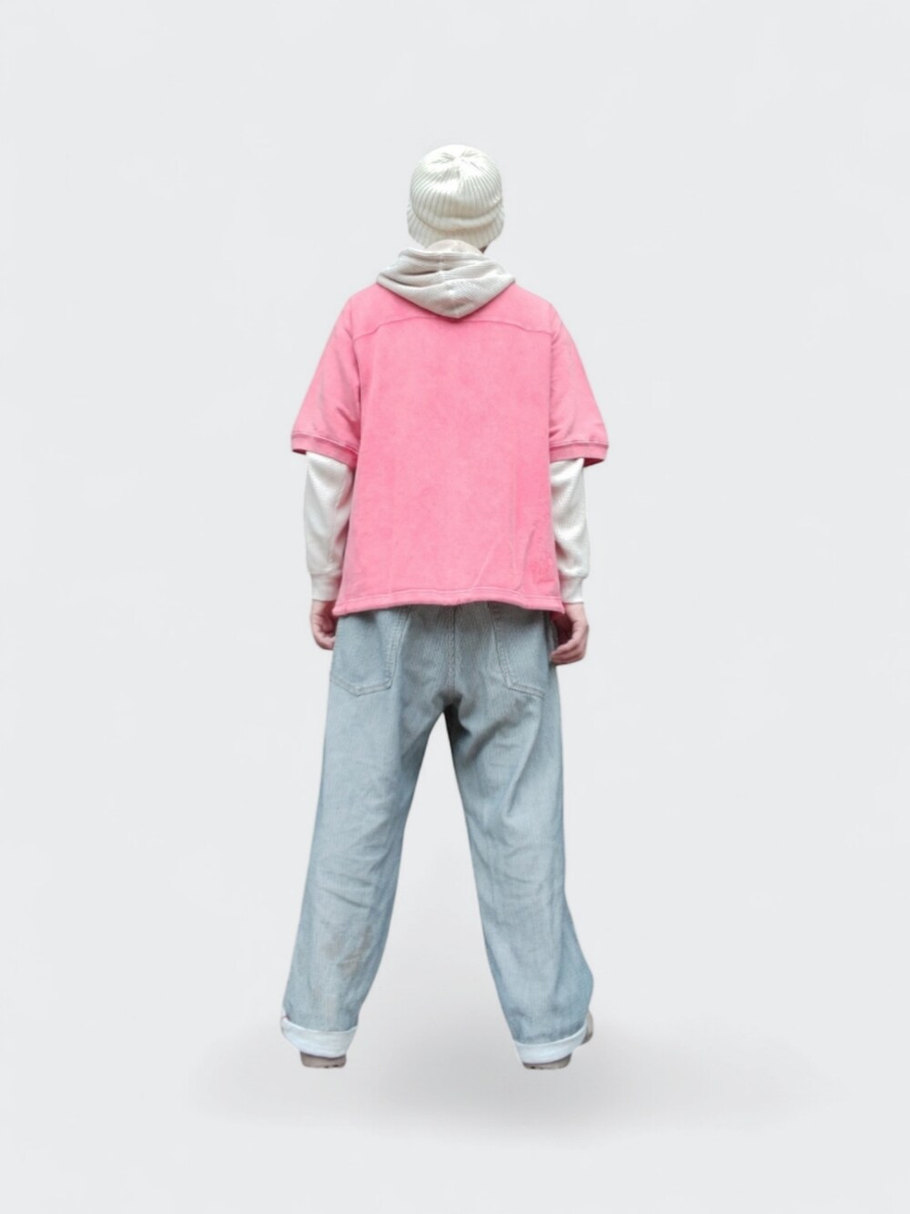 ピンク系のスウェット、グレー系のデニムパンツ、ベージュ系のスニーカーを着用したメンズの春コーディネートの5枚目の写真