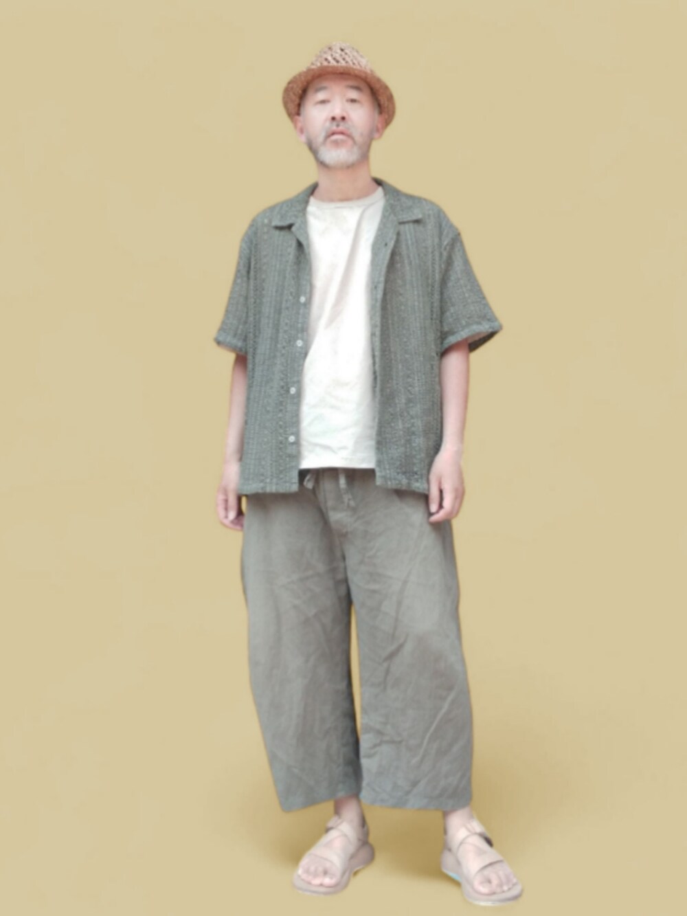 グリーン系のその他パンツ、ベージュ系のサンダル、グリーン系のシャツ/ブラウスを着用したメンズの夏コーディネートの2枚目の写真