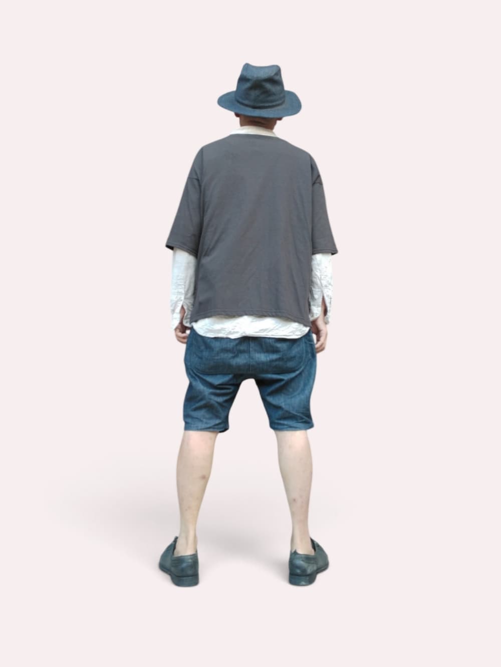 ブラック系のTシャツ/カットソー、ブルー系のデニムパンツ、ブルー系のハットを着用したメンズの夏コーディネートの5枚目の写真
