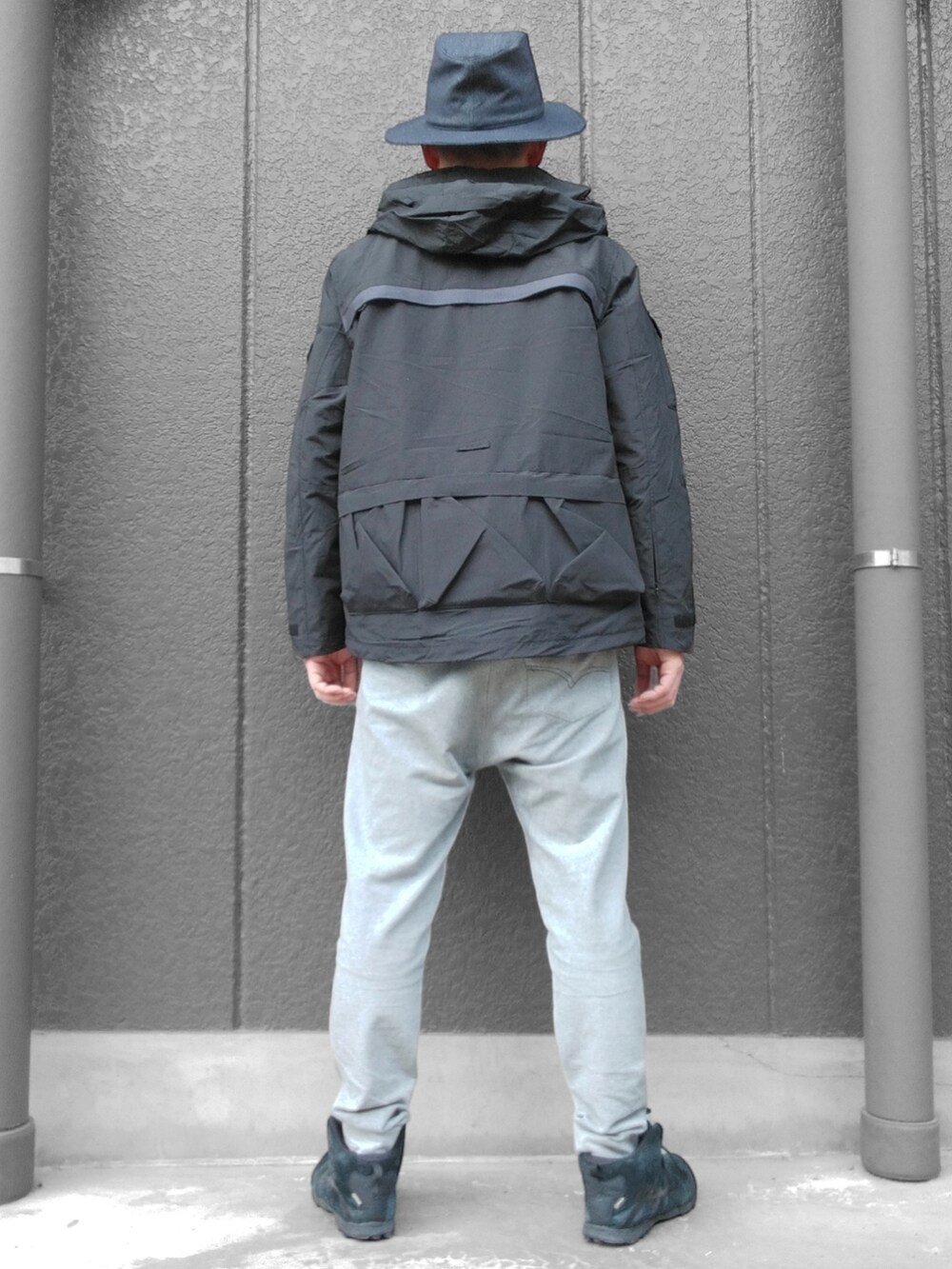グレー系のその他パンツ、ブルー系のシャツ/ブラウス、ブラック系のネクタイを着用したメンズの春コーディネートの5枚目の写真