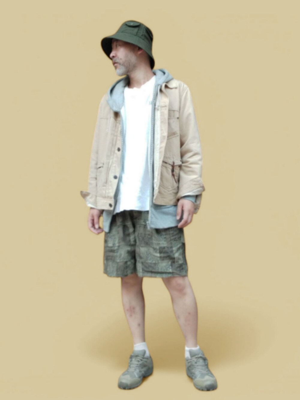 グリーン系のスニーカー、グレー系のその他パンツ、ベージュ系のデニムジャケットを着用したメンズの春コーディネートの2枚目の写真