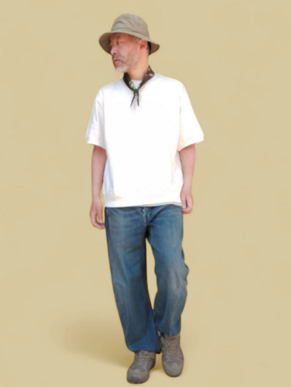 ブルー系のデニムパンツ、ホワイト系のTシャツ/カットソー、グリーン系のハットを着用したメンズの春コーディネートの4枚目の写真