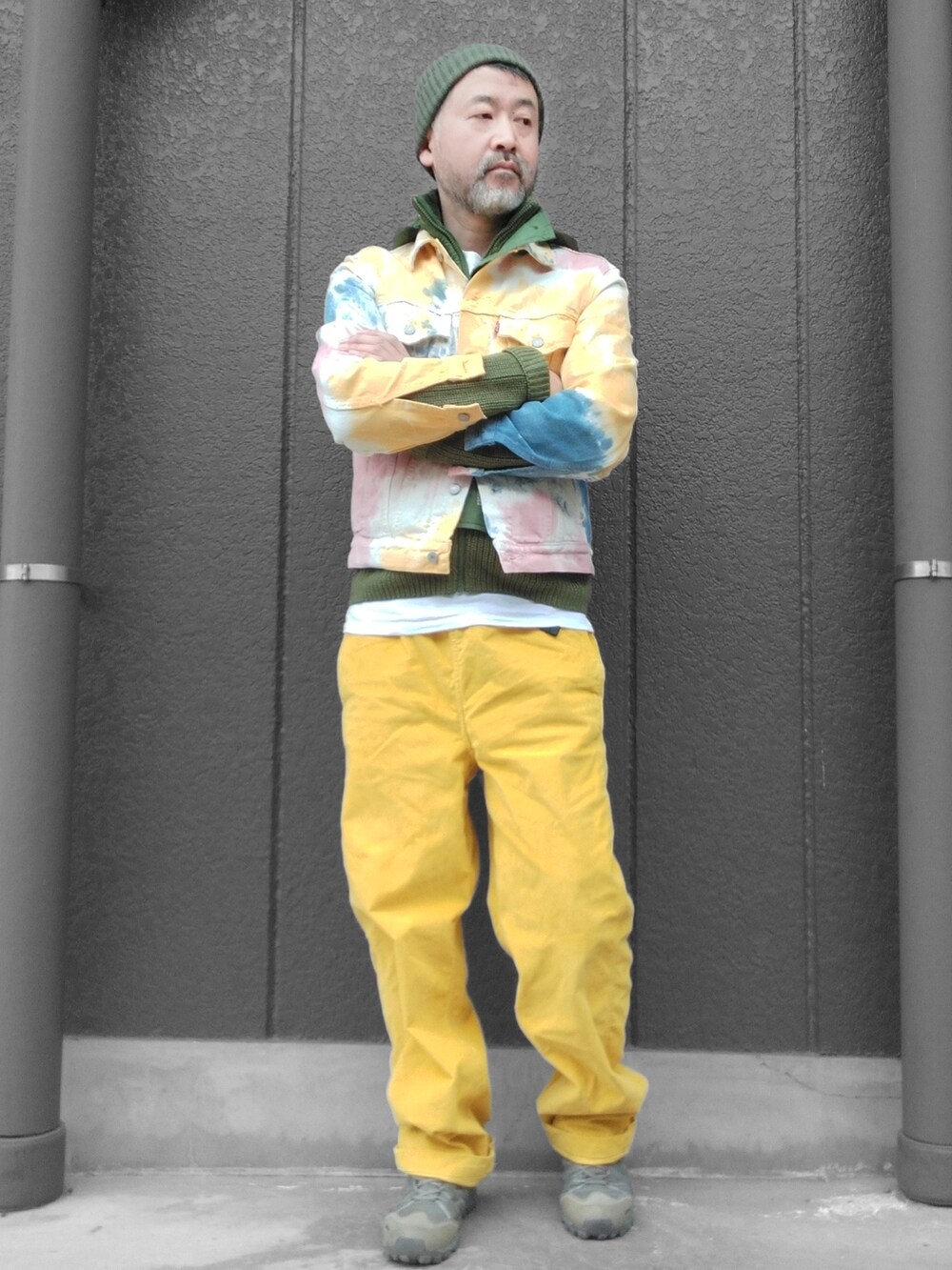 イエロー系のパンツ、その他のデニムジャケット、グリーン系のスニーカーを着用したメンズの冬コーディネートの2枚目の写真