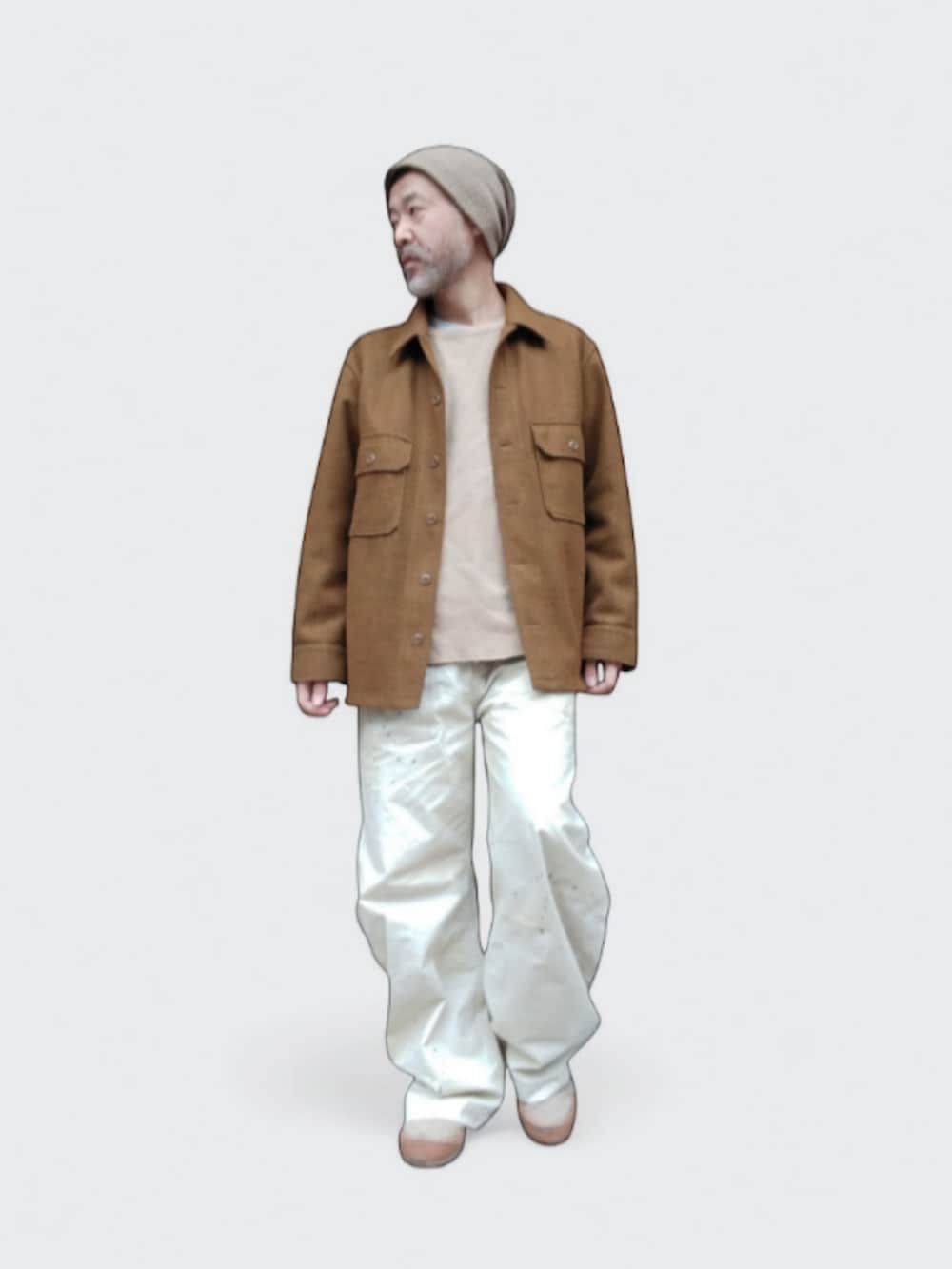 ホワイト系のパンツ、イエロー系のシャツ/ブラウス、ベージュ系のニットキャップ/ビーニーを着用したメンズの冬コーディネートの4枚目の写真