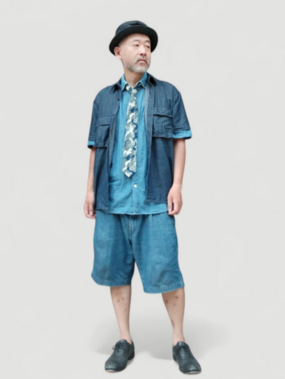 ブルー系のその他パンツ、ブルー系のシャツ/ブラウス、ブルー系のネクタイを着用したメンズの夏コーディネートの4枚目の写真