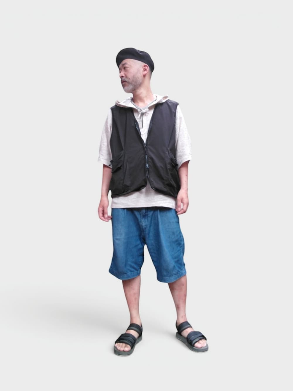 ブルー系のその他パンツ、ホワイト系のパーカー、ブラック系のサンダルを着用したメンズの夏コーディネートの4枚目の写真
