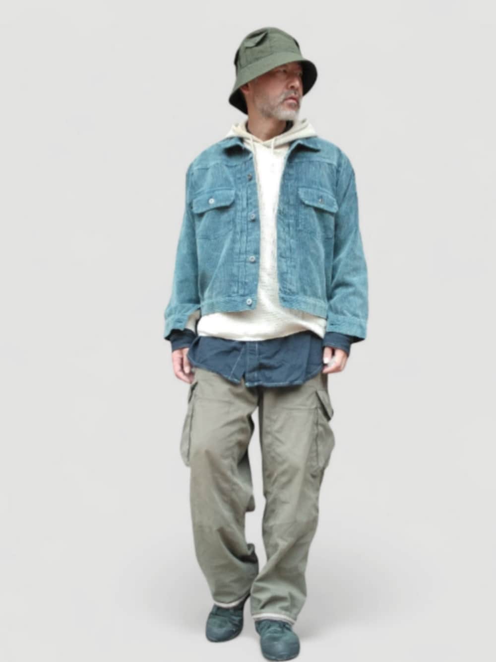 グリーン系のカーゴパンツ、ブラック系のスニーカー、ブルー系のジャケット/アウターを着用したメンズの秋コーディネートの4枚目の写真