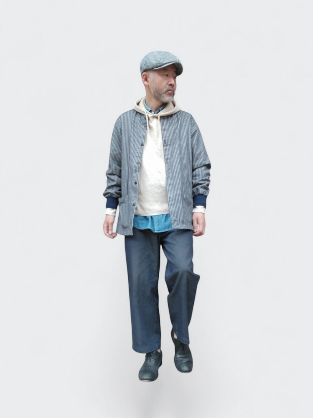 ブルー系のその他パンツ、ベージュ系のパーカー、ブルー系のシャツ/ブラウスを着用したメンズの春コーディネートの3枚目の写真