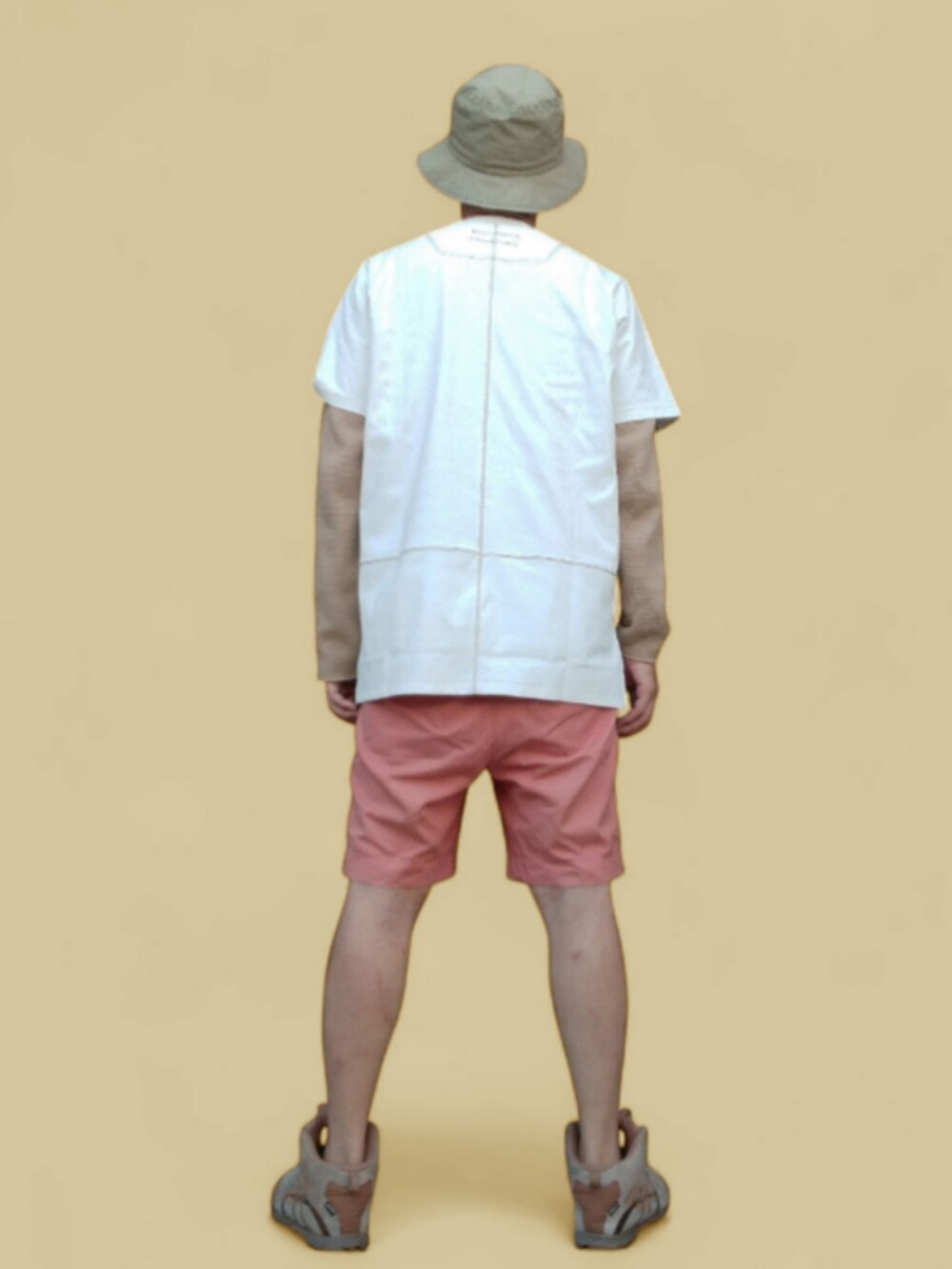 ベージュ系のスニーカー、ピンク系のその他パンツ、ホワイト系のTシャツ/カットソーを着用したメンズの夏コーディネートの5枚目の写真