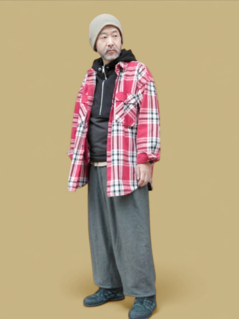 ブラック系のスニーカー、グレー系のパンツ、レッド系のシャツ/ブラウスを着用したメンズの冬コーディネートの4枚目の写真