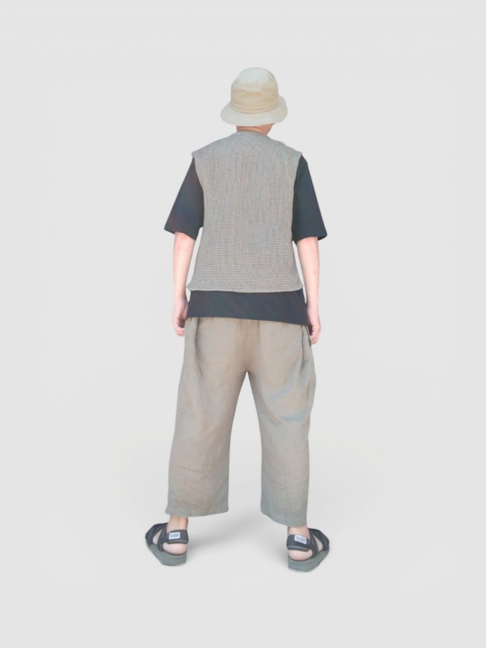 ブラック系のサンダル、グリーン系のその他パンツ、ブラック系のTシャツ/カットソーを着用したメンズの夏コーディネートの5枚目の写真