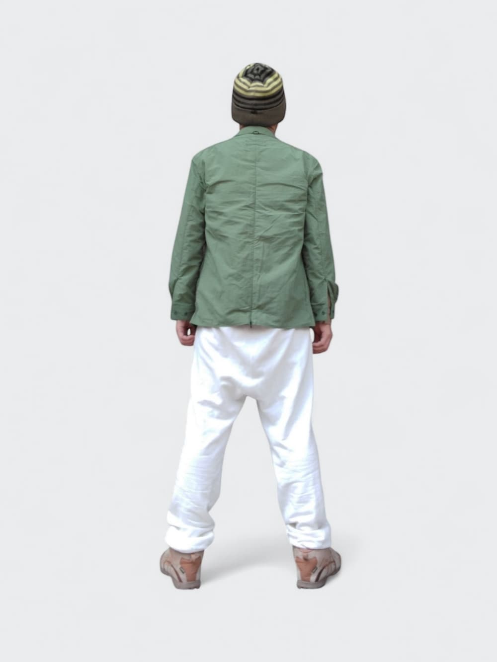 ベージュ系のスニーカー、グリーン系のシャツ/ブラウス、グリーン系のニットキャップ/ビーニーを着用したメンズの春コーディネートの5枚目の写真