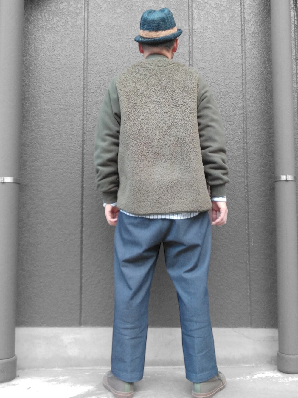 ブルー系のその他パンツ、グリーン系のスニーカー、グリーン系のトップスを着用したメンズの冬コーディネートの5枚目の写真