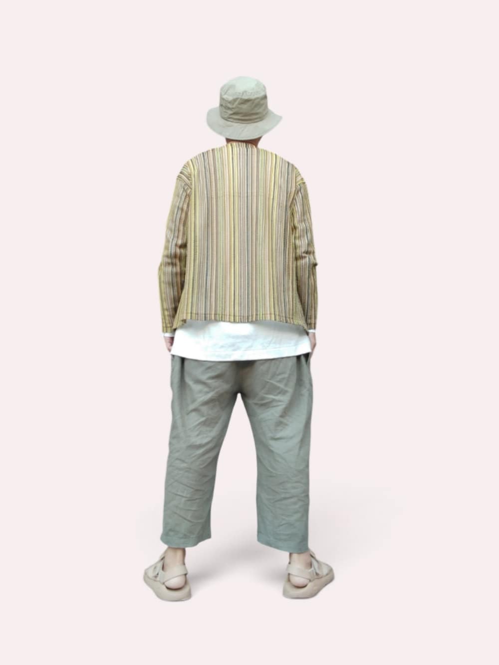 グリーン系のその他パンツ、ベージュ系のサンダル、ホワイト系のTシャツ/カットソーを着用したメンズの夏コーディネートの5枚目の写真