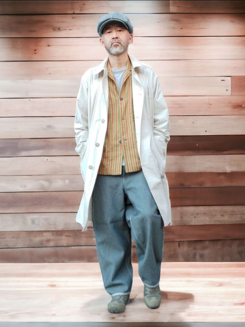 グレー系のパンツ、ホワイト系のジャケット/アウター、イエロー系のシャツ/ブラウスを着用したメンズの秋コーディネートの3枚目の写真