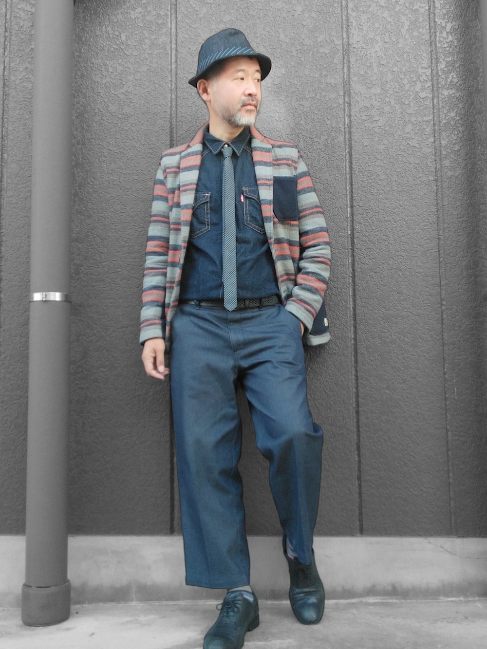 ブルー系のその他パンツ、ブルー系のシャツ/ブラウス、その他のテーラードジャケットを着用したメンズの秋コーディネートの2枚目の写真