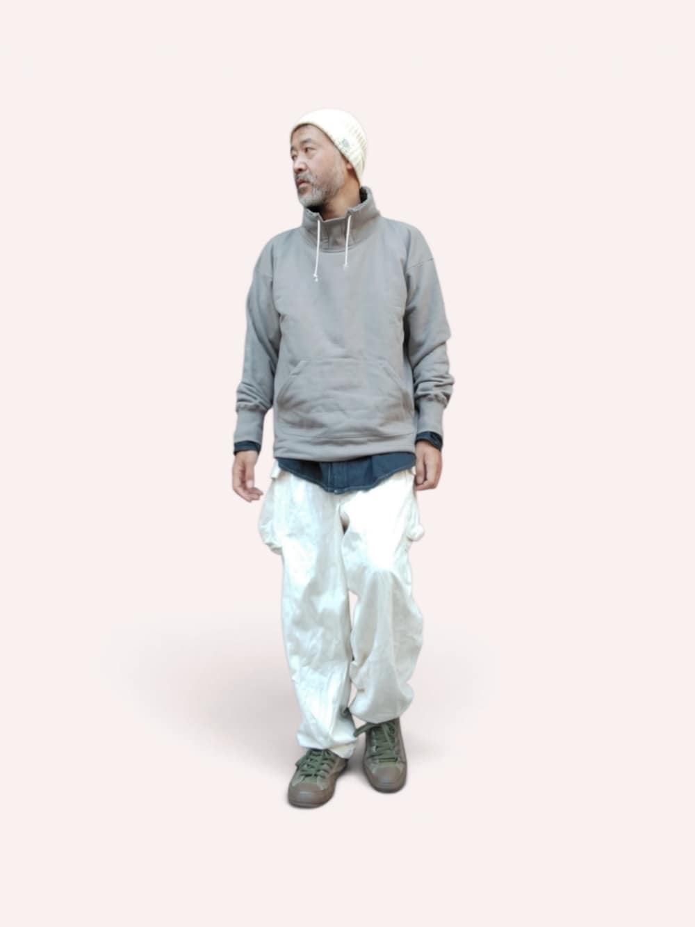グレー系のその他トップス、ホワイト系のカーゴパンツ、グリーン系のスニーカーを着用したメンズの秋コーディネートの2枚目の写真