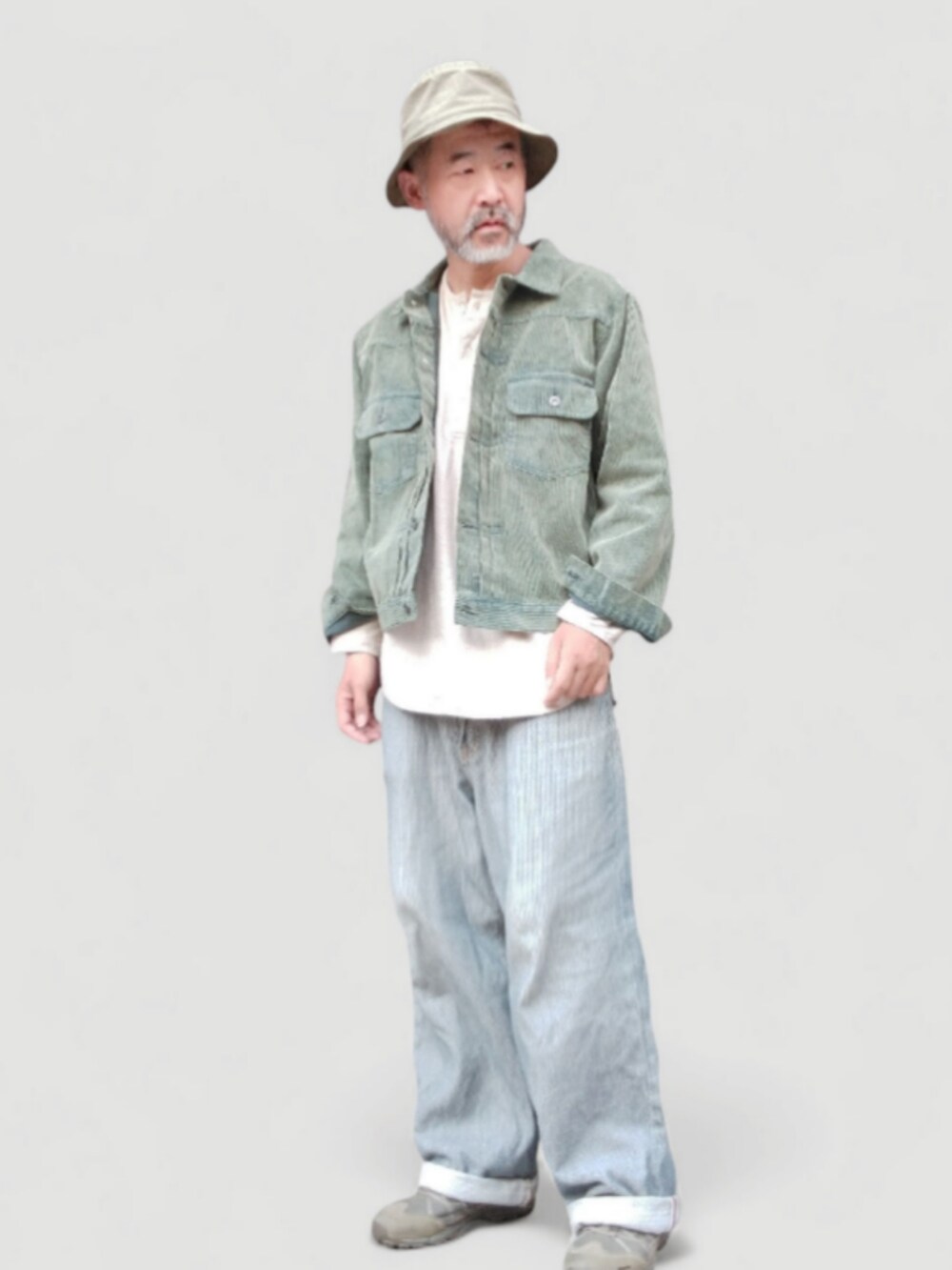 グレー系のデニムパンツ、グリーン系のスニーカー、グリーン系のジャケット/アウターを着用したメンズの秋コーディネートの4枚目の写真