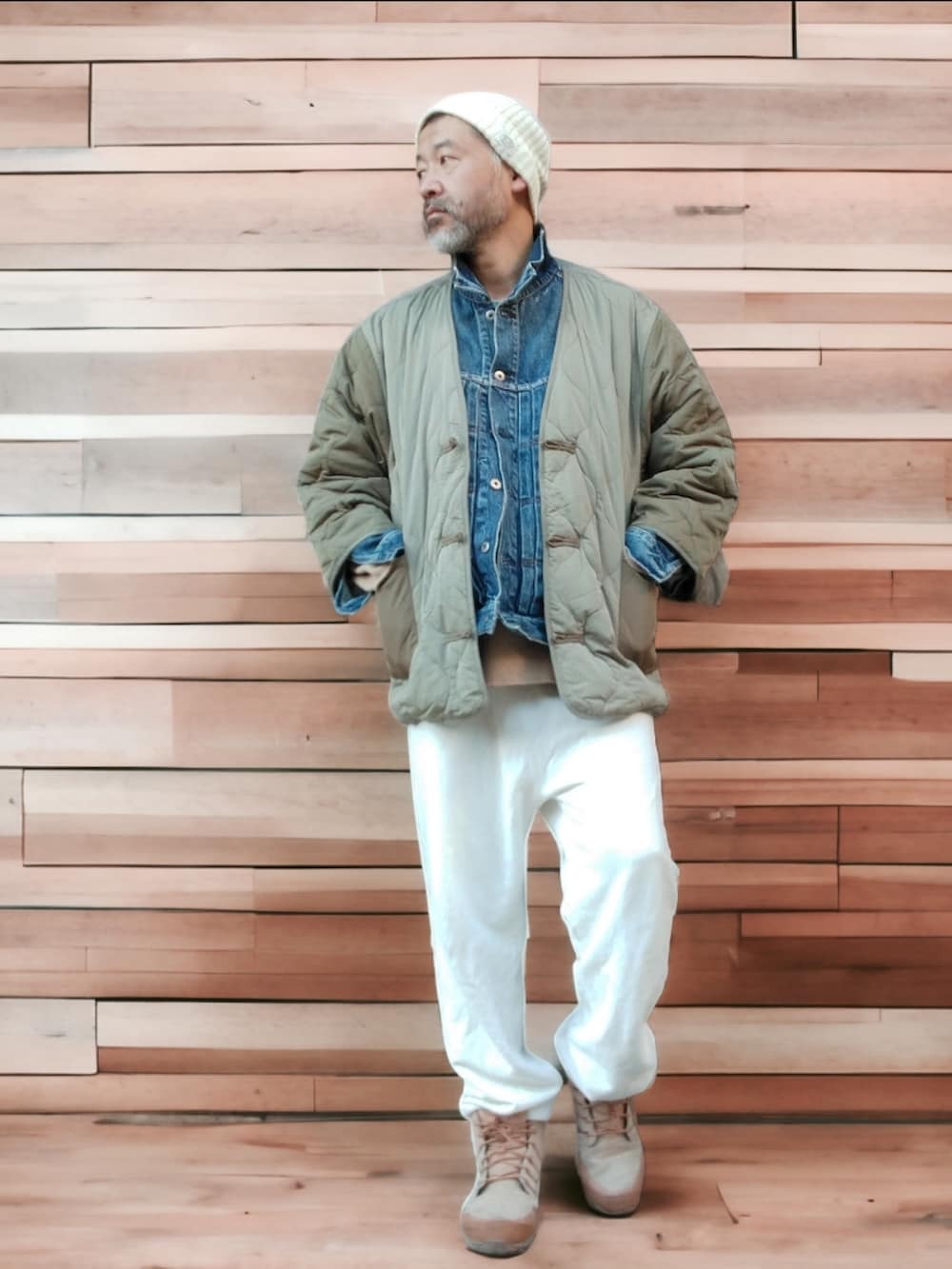 ブルー系のデニムジャケット、グリーン系のジャケット/アウター、ホワイト系のスウェットパンツを着用したメンズの秋コーディネートの3枚目の写真