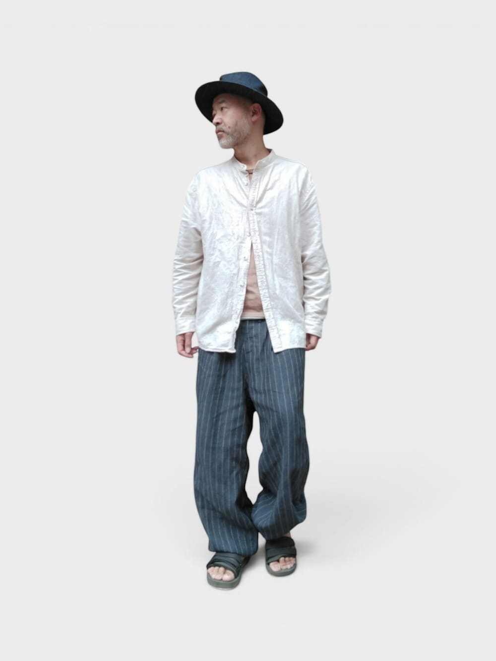 ブルー系のパンツ、ホワイト系のシャツ/ブラウス、ブルー系のハットを着用したメンズの夏コーディネートの4枚目の写真